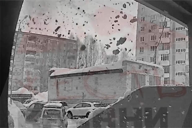 Россиянка едва успела спасти ребенка от рухнувшего с крыши снега