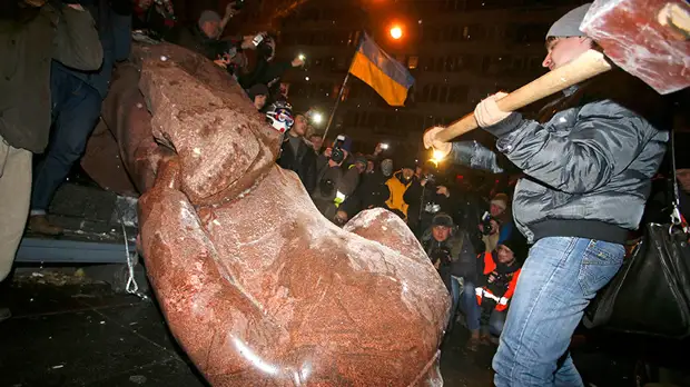 «Демонстративный вандализм»: как на Украине борются с советским наследием