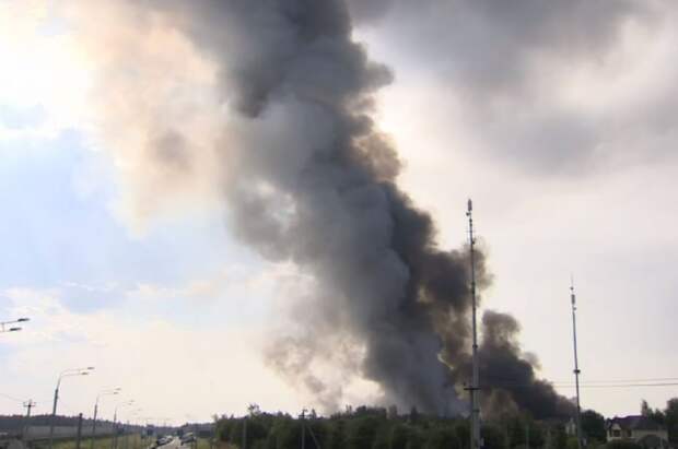 Пожарные спасли большую часть комплекса в Подмосковье, где горит склад Ozon