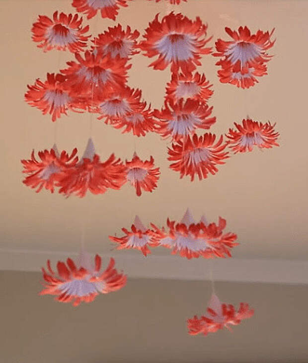 Оригинальная идея для праздничного декора: подвесные бумажные цветы. Можно сделать с детьми.