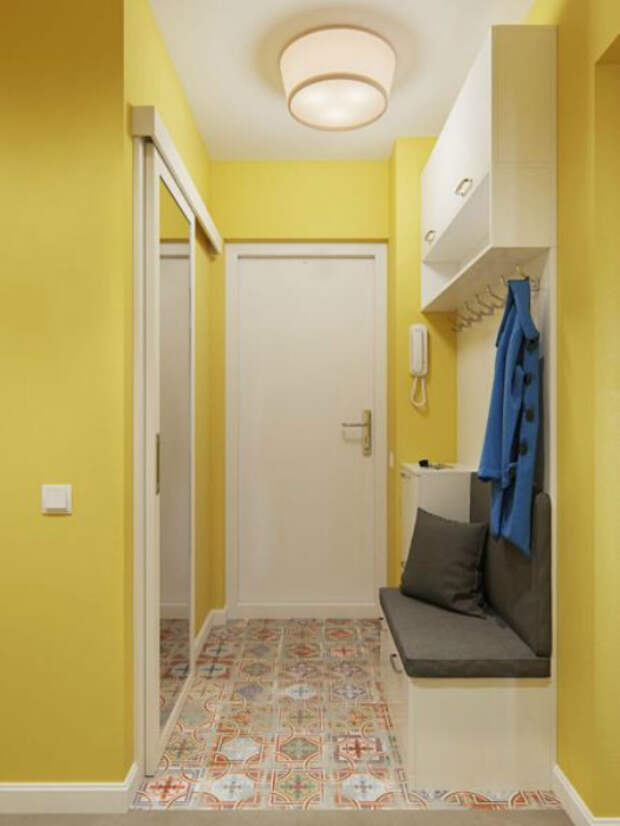 Маленькая прихожая с лимонно-желтыми стенами. | Фото: Houzz. Маленькая прихожая с лимонно-желтыми стенами. | Фото: Houzz.