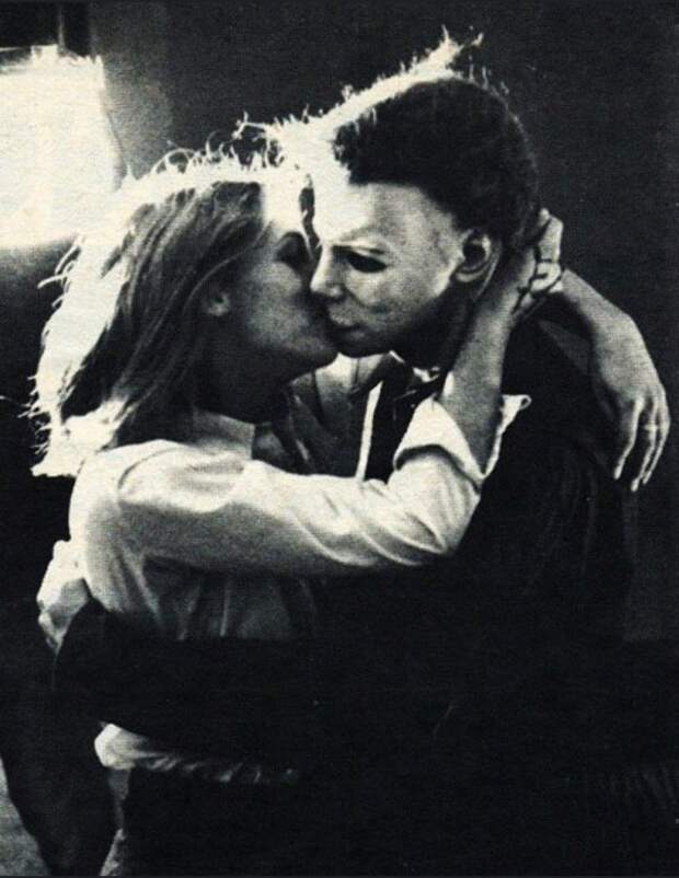 Джейми Ли Кёртис целует Майкла Майерса на съемках 