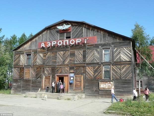 Аэропорт Туруханска, Красноярский край. Туруханск был одним из первых поселений в Сибири аэропорт, аэропорты, аэропорты России, вот это да!, время остановилось, деревянные дома, сибирь, старые добрые времена