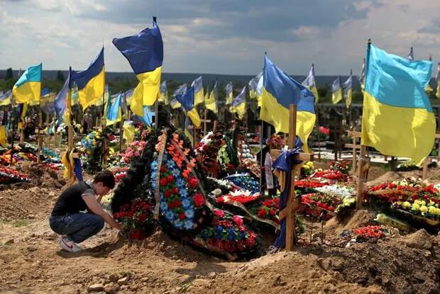 Погибшие на Украине: Зеленский сдирает флаги с могил