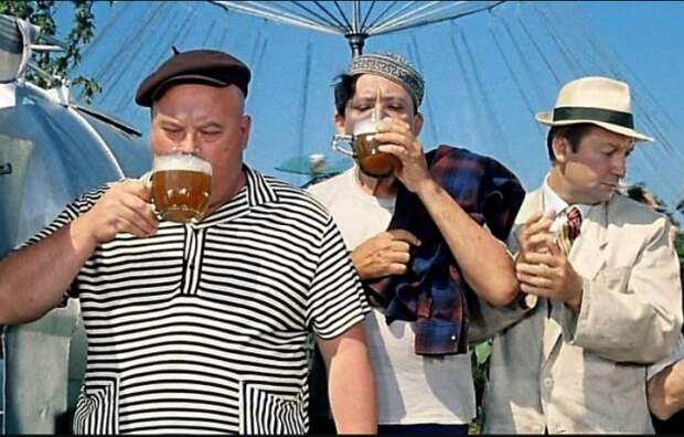 Мужчины из СССР не смаковали спиртные напитки, а пили залпом / Фото: twitter.com