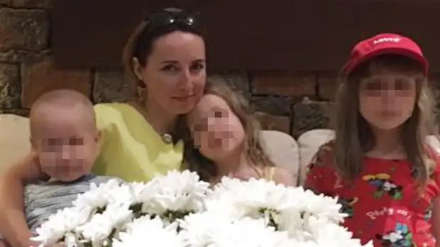 «Меня как будто вообще нет для дочерей и сына»: москвичка третий год борется за право жить со своими детьми