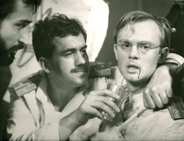 Офицеры Пал Палыч Веткин и Георгий Алексеевич Ромашов -Станислав Садальский и Андрей Николаев в фильме Иосифа Хейфица "Шурочка". Первый слева - актер и каскадер Константин Бутаев. Ленфильм, 1982 год. Офицеры Пал Палыч Веткин и Георгий Алексеевич Ромашов -Станислав Садальский и Андрей Николаев в фильме Иосифа Хейфица "Шурочка". Первый слева - актер и каскадер Константин Бутаев. Ленфильм, 1982 год.