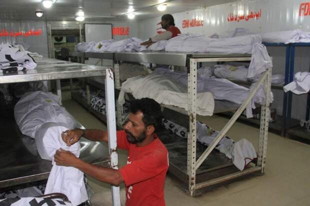 Волонтеры среди тел погибших людей аномальная жара, в мире, жара, новости, пакистан, погода, происшествия, фото