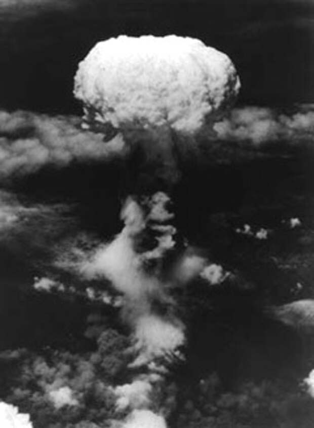 Ядерный "гриб" над Нагасаки 9 августа 1945 года, заснятый с американского самолета. Фото с сайта www1.city.nagasaki.nagasaki.jp
