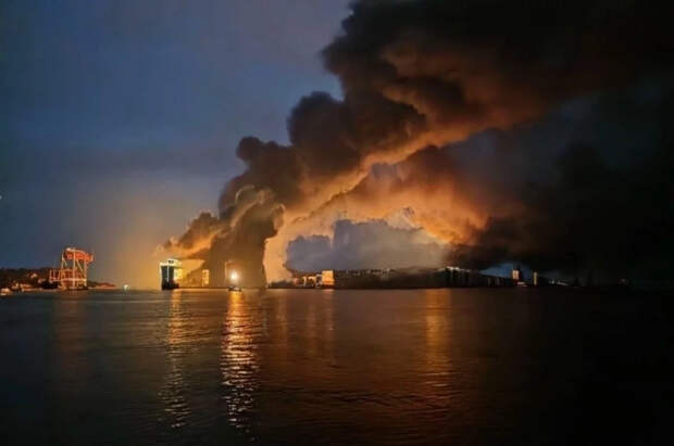 Удар с двух сторон: военные порты Одессы пылают в огневых клещах