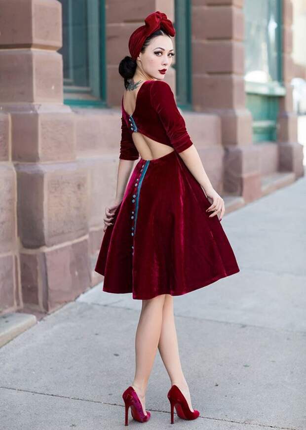 Невероятно красивое бардовое платье в стиле 50-х