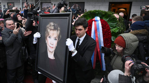 Гроб с Верой Алентовой вынесли из Театра имени Пушкина под аплодисменты