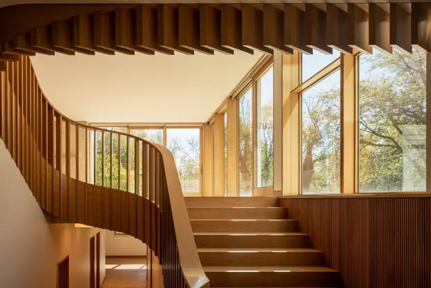 Семейный дом с многоуровневыми пространствами в Канаде