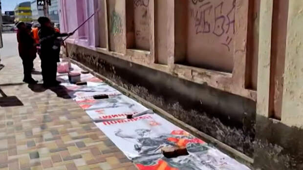 «Вы понимаете, что делаете?»: В Ставрополе рабочие топтали плакаты с героями ВОВ