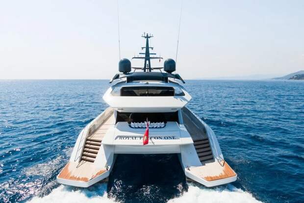 Суперяхта Royal Falcon One — космический корабль на воде разработанный совместно с Porsche