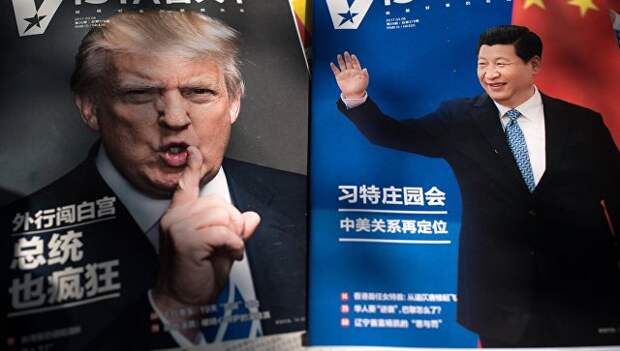 Потртреты президента США Дональда Трампа и председателя КНР Си Цзиньпиня на обложках журналов в Пекине, Китай. Архивное фото