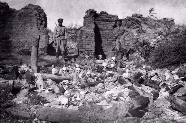 Заживо сожжённые турецкими войсками армяне в селе Шейхала, 1915 год. история, ретро, фото