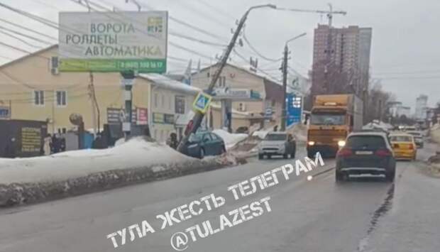 В Туле Ford Focus врезался в столб на Одоевском шоссе, подробности уточняются