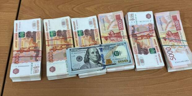 Пассажир набил сумку рублями и долларами и попытался улететь из России в Грузию