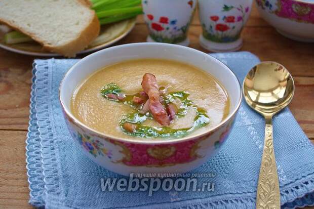 Фото Гороховый суп-пюре с беконом и зелёным соусом
