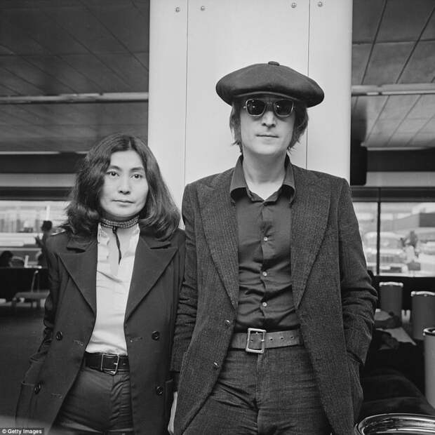 Джон Леннон и Йоко Оно, 1971 г. архивные фотографии, аэропорт, аэропорты, знаменитости, известные люди, старые фото, фото знаменитостей