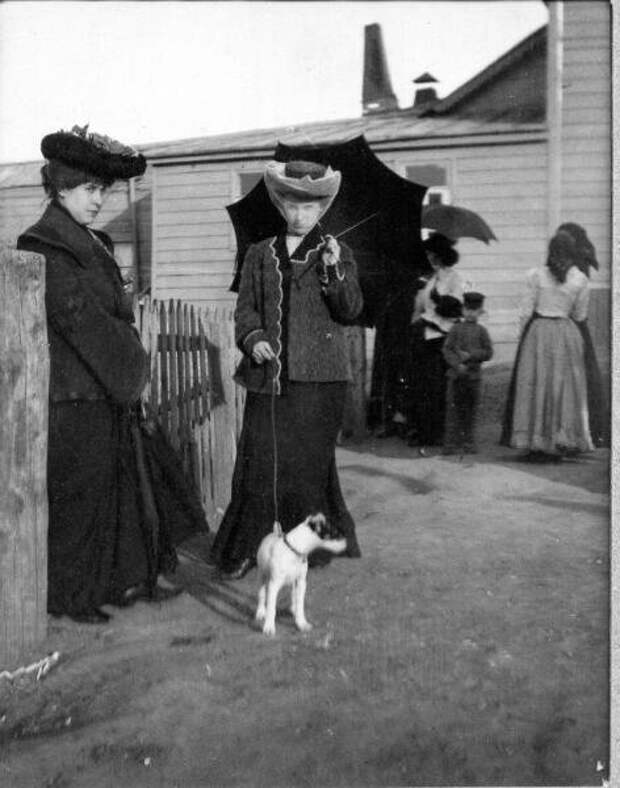 Женщины около дома. Алексей Мазурин, 1910-е, МАММ/МДФ.