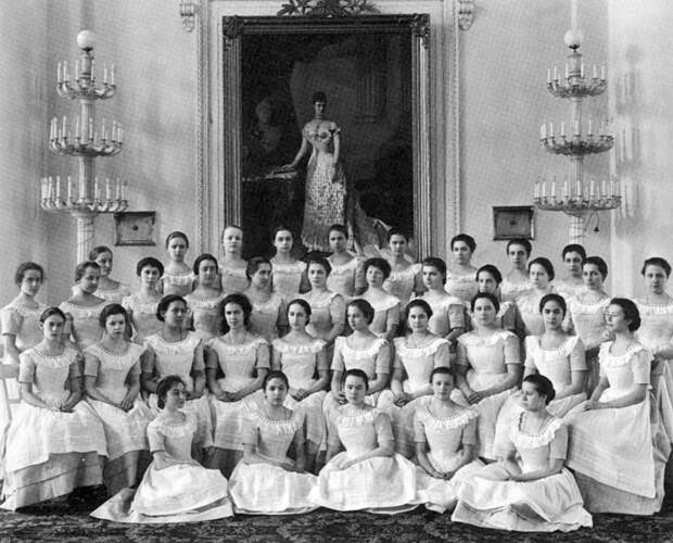 Последний выпуск воспитанниц Смольного института. 1917 год. Последний выпуск воспитанниц Смольного института. 1917 год.