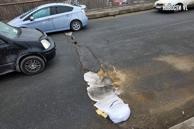 Во Владивостоке заложили трещины на Рудневском мосту дошраком и мешками с песком