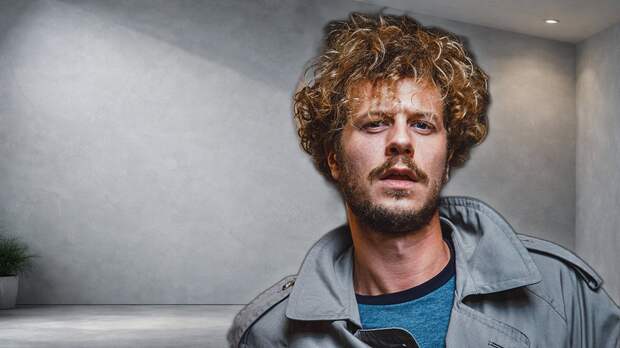 Звезда «Майора Грома»: почему Тихон Жизневский бросил кино после дебюта и как выглядит его семейное счастье с женой, которая младше на 11 лет