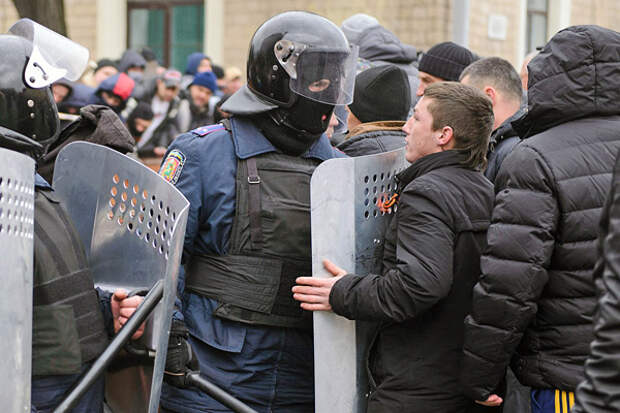 Cотрудники правоохранительных органов во время столкновения в Харькове между участниками двух митингов - сторонников и противников федерализации