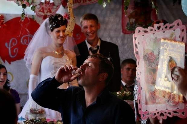 И мухи им не помеха банкет, жених и невеста, свадьба, сельская свадьба, фотографии, юмор