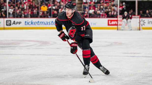 Гол с ассистом Свечникова и передача Никишина помогли «Каролине» победить «Бостон»