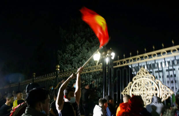 Протестующие разграбили здание парламента в Бишкеке