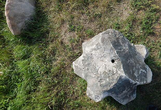 Каменные шестеренки со сквозными круглым и треугольным отверстиями. Фото - Николай Субботин.