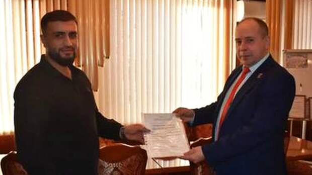 Вручен денежный сертификат на постройку дома местному миллионеру Ромику Рзаевичу. Как такое возможно