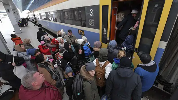 Более 500 эвакуированных жителей Донбасса отправились на поезде в Ярославскую область