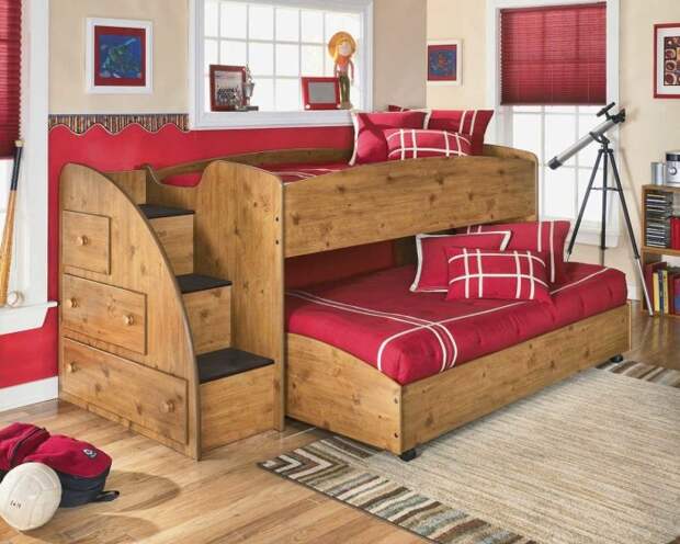 Двухъярусная кровать из натурального дерева, которая идеально впишется в небольшое помещение.