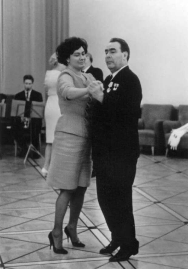 Леонид Брежнев танцует с дочерью на своём 60-летии. / Фото: www.fotoload.ru