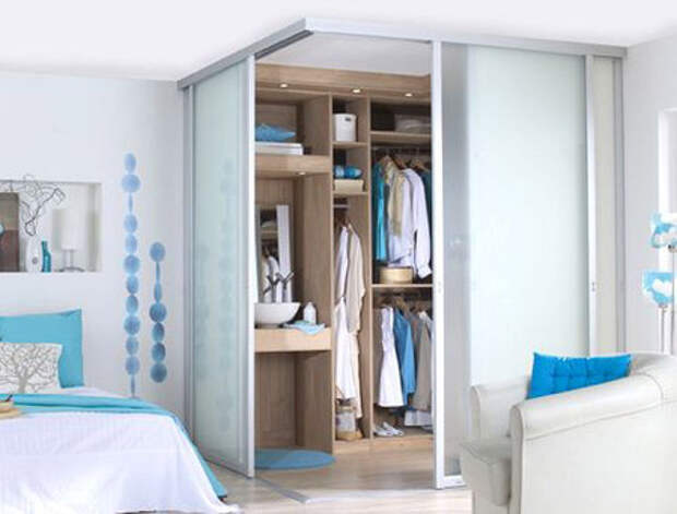 Гардеробная в комнате 18. Гардеробная в спальне. Спальня с гардеробной. Гардеробная в маленькой спальне. Гардеробная в спальне с раздвижными дверями