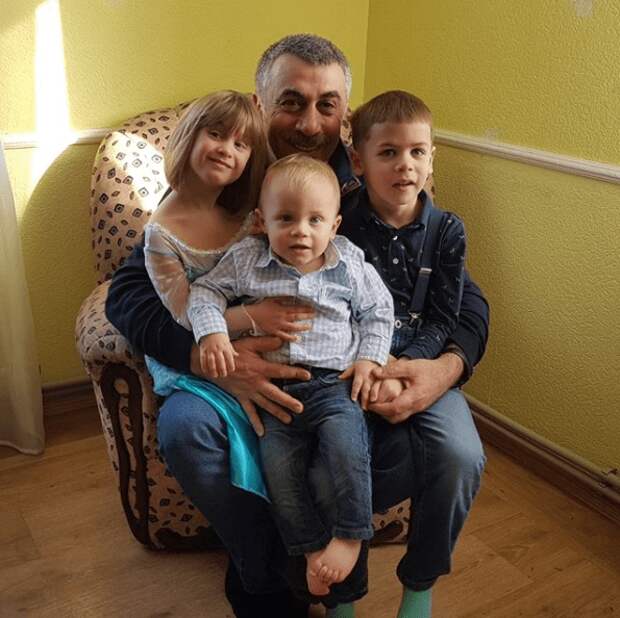 Евгений Комаровский с внуками