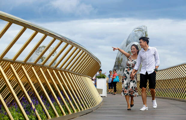 Во Вьетнаме открыли мост, который возносят к небу две гигантские руки