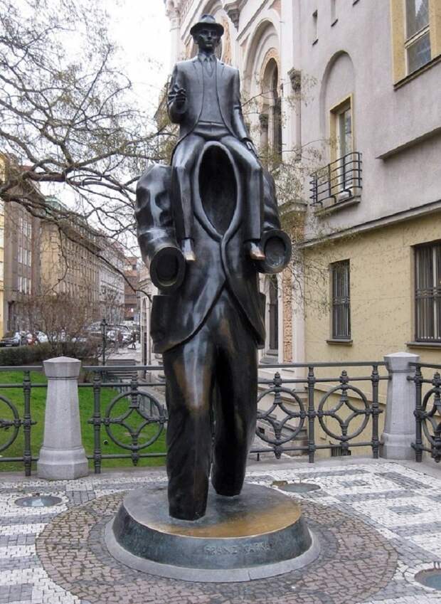 7. Памятник Францу Кафке, Прага, Чехия интересное, креатив на улице, статуи