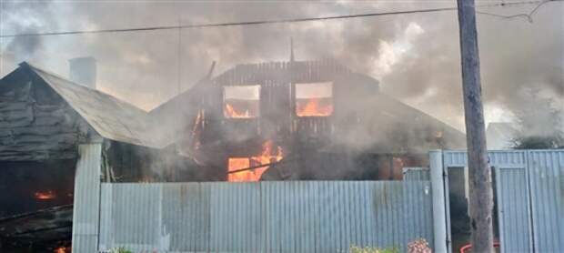 В Кинеле 93 человека тушили три горящих дома в частном секторе