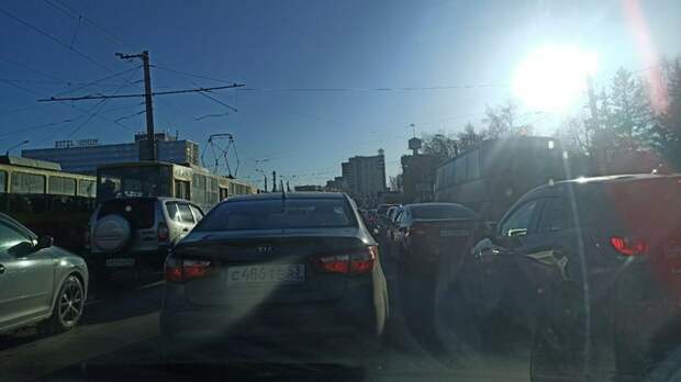 Барнаул "встал в пробку" из-за одного ДТП на проспекте Строителей возле Павловского тракта