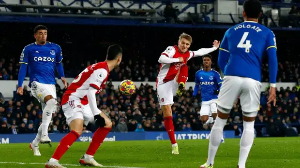 «Арсенал» пропустил в компенсированное время и проиграл «Эвертону» в 15-м туре АПЛ