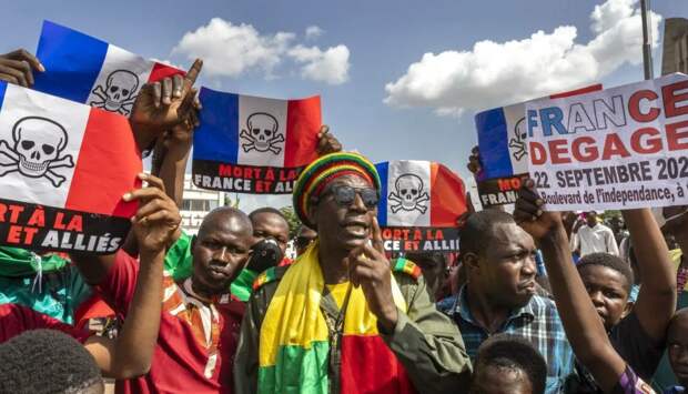 Антифранцузские массовые протесты в Мали привели к тому, что в начале мая 2022 года правительство страны расторгло договор с военной миссией Франции и попросила французов на выход. Фото AFP