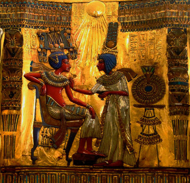 Тутанхамон и Анхесенамон. (Исходное изображение взято с wikimedia.org, его автор — Djehouty).
