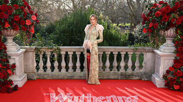 Актриса Марго Робби в накидке и чулках вышла на публику