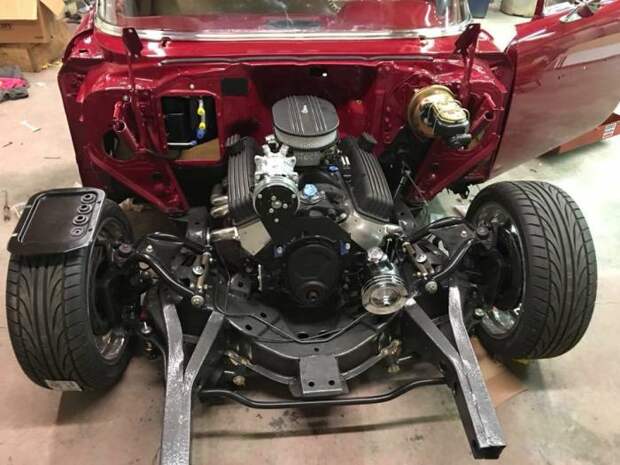 На реставрированной машине стоит двигатель V8 объемом 5,9 литров. | Фото: facebook.com.