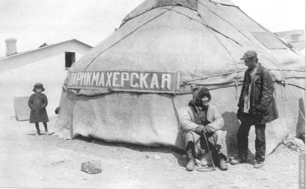 Не спрашивайте - зачем, они это делают. Несколько поколений в Казахстане воспитывались в противопоставлении себя русским и великой России.-3